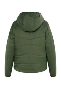 Grøn pufferjakke med hætte, der har et quiltet design, glat tekstur og elastiske manchetter. Bagfra ses en let oversized pasform.