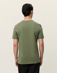 Olivenfarget bomull T-skjorte med klassisk rund hals, korte ermer og en avslappet passform. Ingen synlig merkevare eller dekorasjoner.
