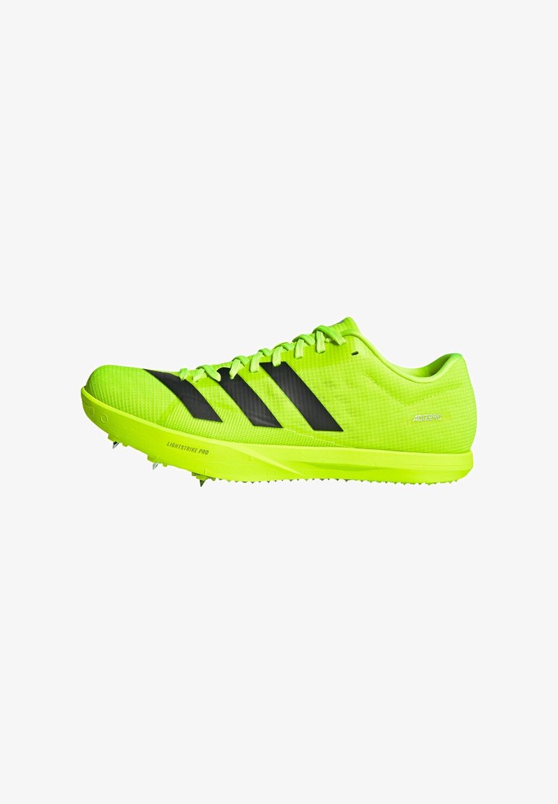 Le scarpe da atletica di un verde lime presentano una tomaia in mesh, strisce nere e una suola leggera con chiodi, progettate per le prestazioni nelle gare di pista.