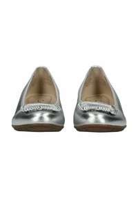 Bailarinas plateadas con un acabado metálico brillante, que presentan un detalle trenzado en la puntera y una suela de goma flexible. Sin tacón visible.