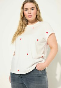 Studio Untold RUNDHALS HERZEN - Triko s potiskem - off white