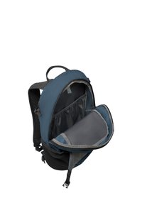Zaino blu navy con un design curvo. Presenta un ampio scomparto principale, tessuto interno grigio e pannello posteriore in rete per la ventilazione.