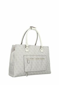 Bolso de mano gris claro con un diseño texturizado y patrones sutiles, doble asa superior y un bolsillo frontal con cremallera y herrajes plateados.