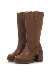 Bruine leren kniehoge laarzen met een stevige hak, met een eenvoudig ontwerp, stiksels en trekbanden aan de zijkanten voor gemakkelijke instap.