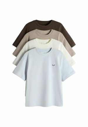 Vier ordentlich gestapelte Kurzarm-T-Shirts mit Rundhalsausschnitt in Braun, Beige, Off-White und Hellblau, mit kleinem Bananenlogo auf der Vorderseite.