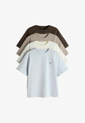 Vier ordentlich gestapelte Kurzarm-T-Shirts mit Rundhalsausschnitt in Braun, Beige, Off-White und Hellblau, mit kleinem Bananenlogo auf der Vorderseite.