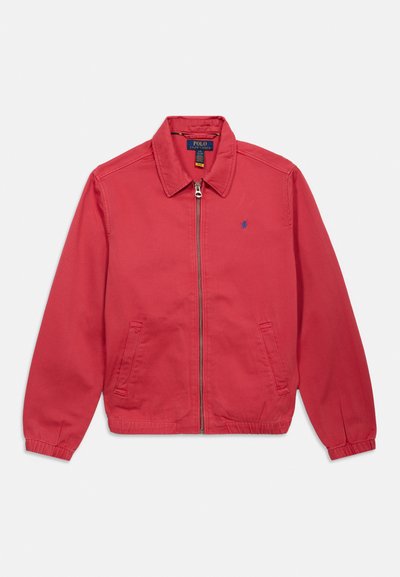 Rdeča jakna z zadrgo in ovratnikom, z dvema sprednjima žepoma, elastičnimi manšetami ter majhnim modrim logotipom Polo Ralph Lauren na levi strani prsnega dela.