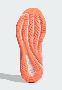 Suola di scarpa da corsa con un motivo ondulato. Principalmente in gomma arancione con scanalature testurizzate e una finitura liscia, progettata per aderenza e comfort.