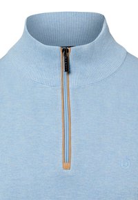 Jasnoniebieski sweter z wysokim kołnierzem i zamkiem błyskawicznym; prążkowana faktura; beżowa lamówka zamka; małe logo na piersi.