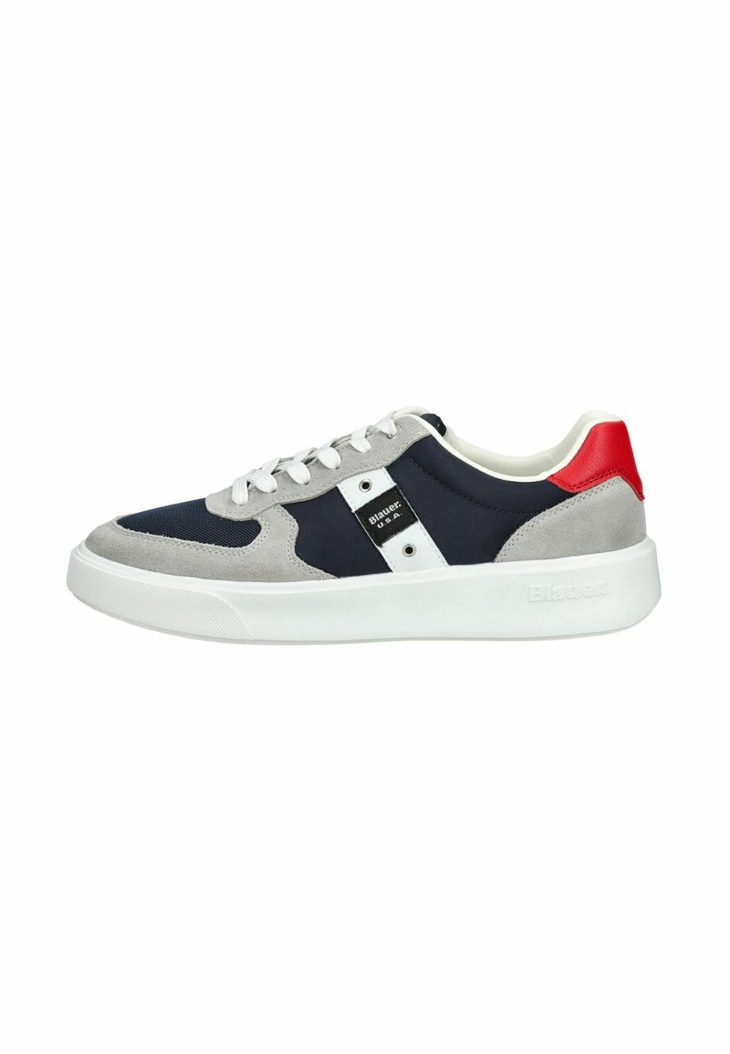 Sneaker basso in navy, suede grigio, suola bianca, lacci bianchi, con accento rosso sul tallone e logo "Blauer U.S.A." sul lato.
