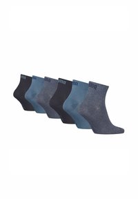 Fünf Paar Crew-Socken in den Farben Schwarz, Dunkelblau, Hellblau und Grau. Mit gerippten Bündchen und Logo im oberen Bereich.