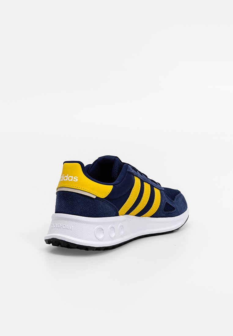 Granatowy but sportowy z żółtymi akcentami, trzy paski po boku, wyściełany kołnierz i biały spód oznaczony "Cloudfoam".