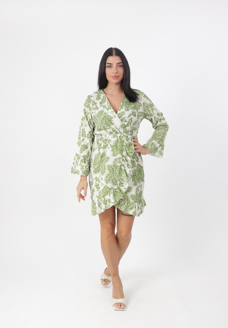 Vestido cruzado en tejido blanco con patrón floral verde. Presenta mangas largas, escote en V y detalle fruncido en el dobladillo.