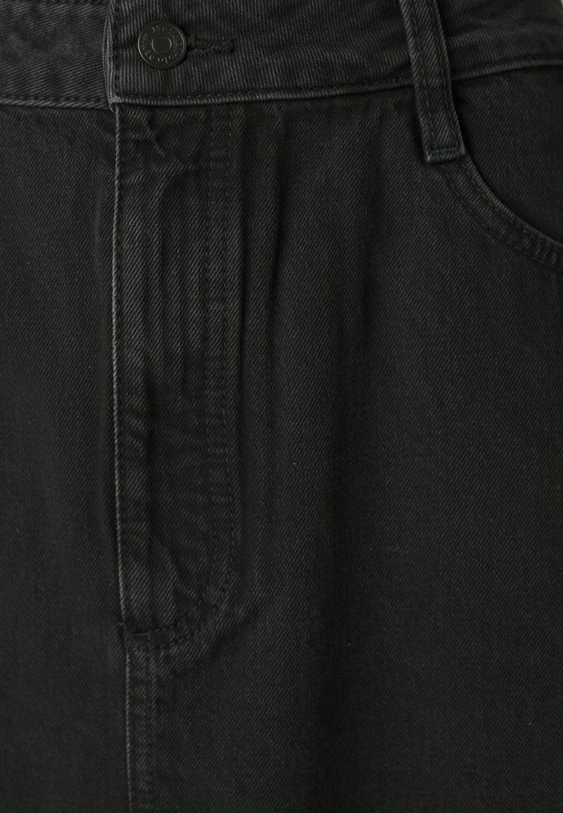 Schwarzer Jeansrock mit hoher Taille, Falten-Details und klassischer Naht. Mit Knopfverschluss und Seitentaschen.