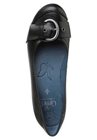 Chaussure plate en cuir noir avec bout arrondi, large bride ornée d'une boucle circulaire en argent, et semelle intérieure bleue avec logo en relief.