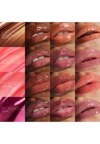 Collectie van lipkleuren: glanzend brons, perzikkleurig roze met gouden glans, echte roze en bessenrood. Alle tinten zijn glanzend met een zachte textuur.