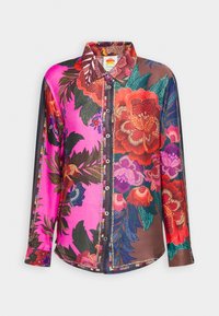 Camisa de botones de manga larga con un vívido patrón floral en rosa, rojo y verde sobre un fondo marrón oscuro. Tejido suave con cuello.