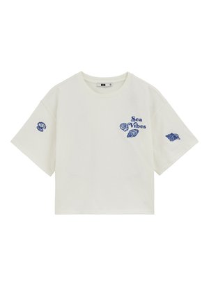 Tricou alb scurt cu ilustrații albastre de scoici pe mâneci și piept, având textul "Sea Vibes" pe partea din față.