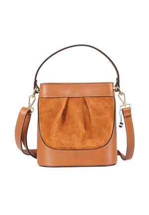 Braune Leder- und Veloursleder-Beuteltasche mit oberem Griff und abnehmbarem Schulterriemen, mit goldfarbener Hardware und kleinem Anhänger in Form der italienischen Flagge.