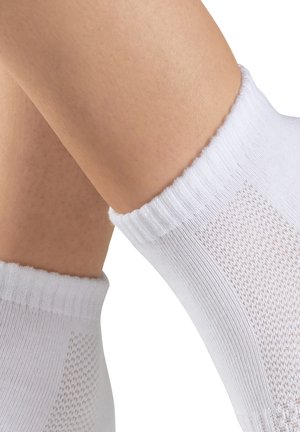 Weiße Knöchelsocken mit geripptem Bund, die an den Seiten eine atmungsaktive Mesh-Textur für Belüftung aufweisen. Weiches Material, mittlere Knöchelhöhe.