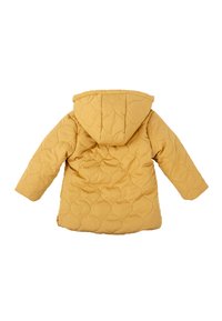 Chaqueta acolchada de color mostaza con capucha, mostrada desde la parte de atrás, diseñada para climas fríos.
