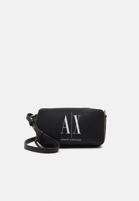 Sort lynlåset clutchtaske med en tekstureret overflade, der viser "AX" og "ARMANI EXCHANGE" logoet i sølv. Inkluderer en aftagelig rem.