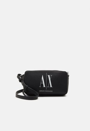 Sort lynlåset clutchtaske med en tekstureret overflade, der viser "AX" og "ARMANI EXCHANGE" logoet i sølv. Inkluderer en aftagelig rem.