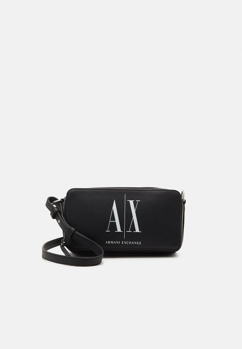 Sort lynlåset clutchtaske med en tekstureret overflade, der viser "AX" og "ARMANI EXCHANGE" logoet i sølv. Inkluderer en aftagelig rem.