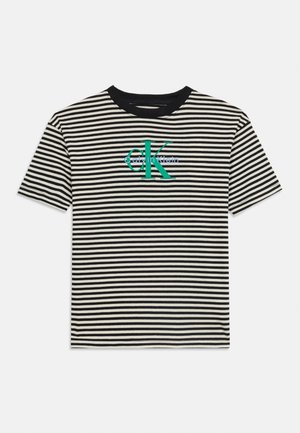 Czarnobiała koszulka z krótkim rękawem w poziome paski z czarnym kołnierzykiem i zielonym logo Calvin Klein „ck” na środku klatki piersiowej.