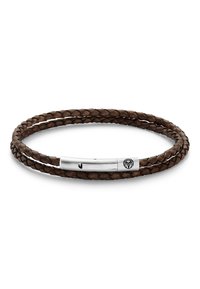 Brun flätad läderarmband med en elegant silverlås som har en logotyp. Texturerad yta med en design med två slingor.