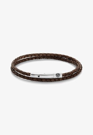 Brun flettet lærarmbånd med en elegant sølvlås med logo. Strukturert overflate med et to-løyfes design.