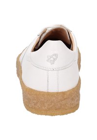 Weißes Lederschuh mit einer beigen, strukturierten Sohle. Verfügt über genähte Details und ein kleines Emblem an der Ferse. Abgerundete Form und glatte Oberfläche.