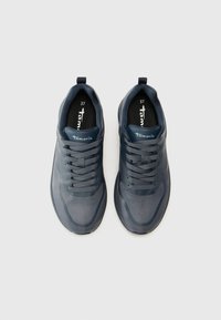Sneakers di un blu scuro con un design a rete, dotati di sei fori per i lacci e lacci stessi. Suola in gomma e branding prominente sulla linguetta. Taglia 37.