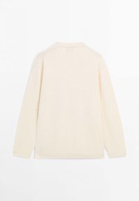 Maglione beige lavorato a maglia, collo rotondo, maniche lunghe, texture morbida, polsini e orlo a coste, design semplice, senza loghi o decorazioni visibili.