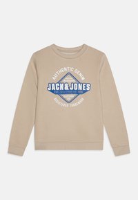 Bež dukserica dugih rukava. Na njoj je otisnuto "AUTENTIČNI DENIM" i "JACK & JONES" u plavoj boji. Mekana tekstura, okrugli izrez, rebrasti manžeti.
