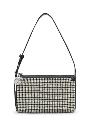 Sac à main en cuir noir décoré de strass géométriques argentés, avec une bande mince et un charme décoratif sur la fermeture éclair.