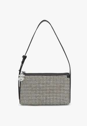 Bolso de mano de cuero negro decorado con cristales geométricos plateados, con una correa delgada y un charm decorativo en la cremallera.