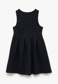 Schwarzes ärmelloses Kleid aus weichem Stoff, mit rundem Halsausschnitt, enganliegendem Oberteil und schwingendem Rock mit Falten. Keine sichtbaren Beschläge oder Muster.