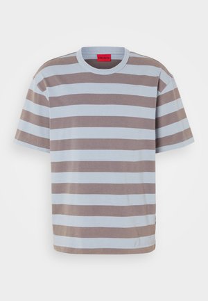 Tricou rayé în bleu deschis și maro, realizat din bumbac. Are un decolteu rotund și un mic logo embossat în centrul frontal.