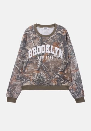 Φούτερ με μακριά μανίκια και καμουφλάζ, με την επιγραφή «BROOKLYN NEW YORK» σε λευκό στο μπροστινό μέρος, σκούρο ελαιδί ριμπ γιακά και μανσέτες.