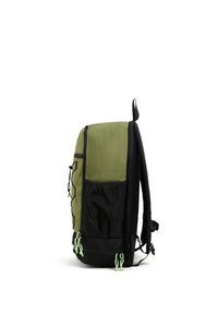 Mochila con parte superior de color verde oscuro y fondo negro, fabricada con materiales duraderos. Incluye bolsillos laterales y detalles en cordón de color verde brillante.