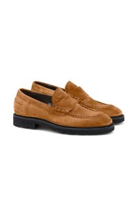 Brune ruskinds loafers med et mokkasin-design, der har stikninger og en tekstureret sort gummisål.