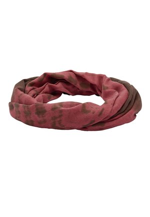 Miękki szal infinity z tkaniny, skręcony w pętlę, z wzorem tie-dye w stłumionych czerwonych i brązowych kolorach.