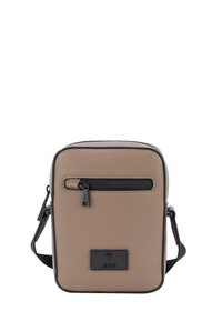 Borsa a tracolla in pelle marrone texturizzata con una tasca frontale con zip, dettagli neri e tracolla regolabile. Presenta un badge con logo sulla parte anteriore.