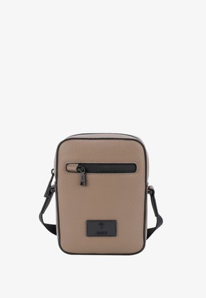 Braune, strukturierte Ledertasche mit Kreuzbody, einem Front-Reißverschlussfach, schwarzen Akzenten und verstellbarem Tragegurt. Mit Logo-Abzeichen auf der Vorderseite.