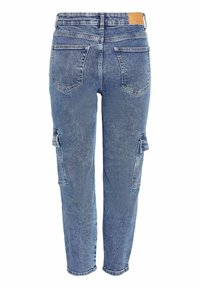Pantalones cargo de denim azul claro con cintura alta, cinco bolsillos y una textura desgastada. Cuenta con bolsillos laterales tipo cargo para mayor utilidad.