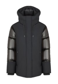 Cappotto imbottito nero con colletto alto, maniche lucide a contrasto, cappuccio regolabile e polsini a costine. Presenta un taglio dritto e chiusura con zip.
