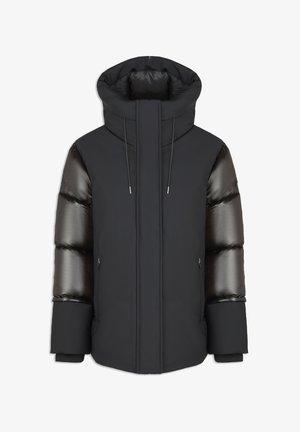 Cappotto imbottito nero con colletto alto, maniche lucide a contrasto, cappuccio regolabile e polsini a costine. Presenta un taglio dritto e chiusura con zip.