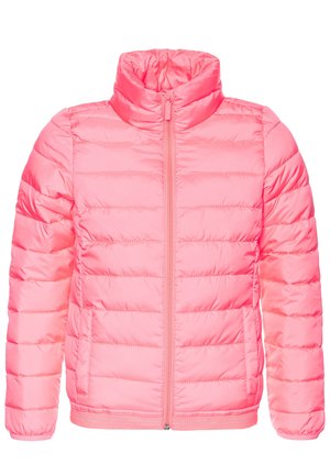 Lyserød quiltet dunjakke med høj krave, lynlås foran og sidelommer, vist på en hvid baggrund.