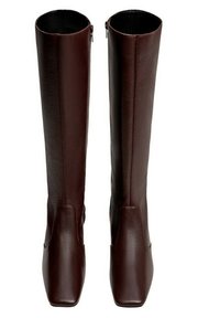 Botas altas de cuero marrón oscuro con textura suave, puntera cuadrada y cremalleras laterales para poner y quitar fácilmente. Diseñadas para cubrir la pantorrilla.